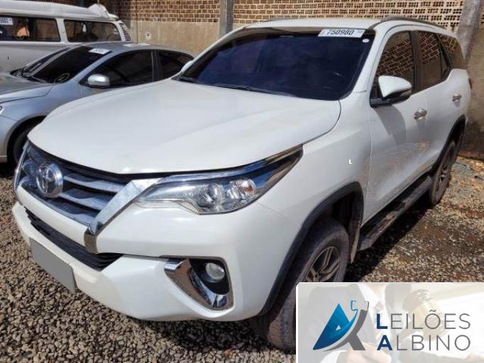 TOYOTA HILUX SW4 19/19